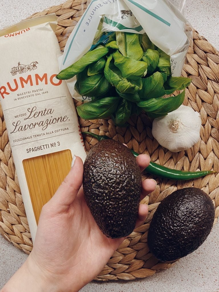 Vegaaninen avokadopasta.